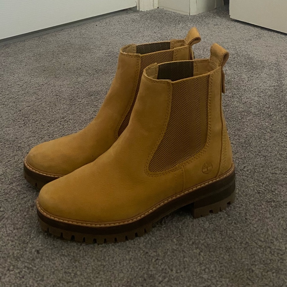 Women’s Timberland Courmayeur Valley Chelsea Boot, never worn, size 7
